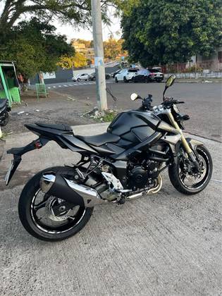SUZUKI GSR 750 